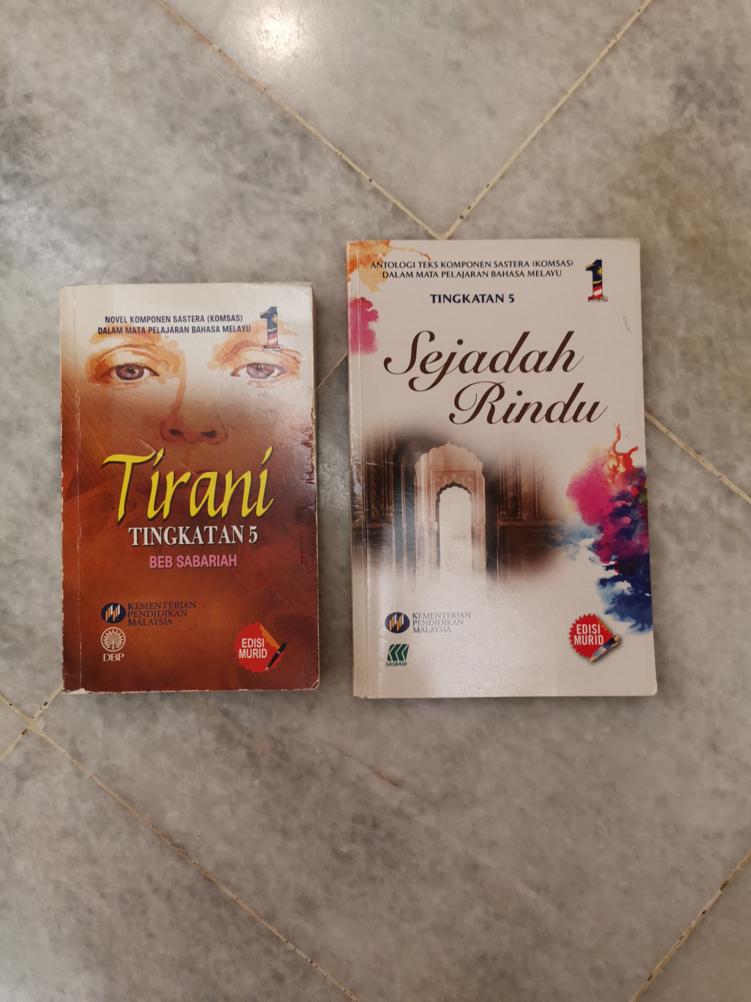 Tingkatan 5 Novel Tirani & Antologi Sejadah Rindu, Hobbies & Toys
