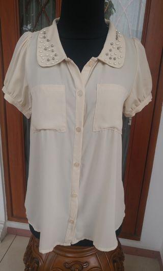 Blouse Kerah Cream Aksen Mutiara