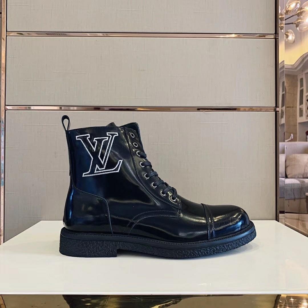 Louis Vuitton LV Record Chelsea Boot Cream. Size 38.5