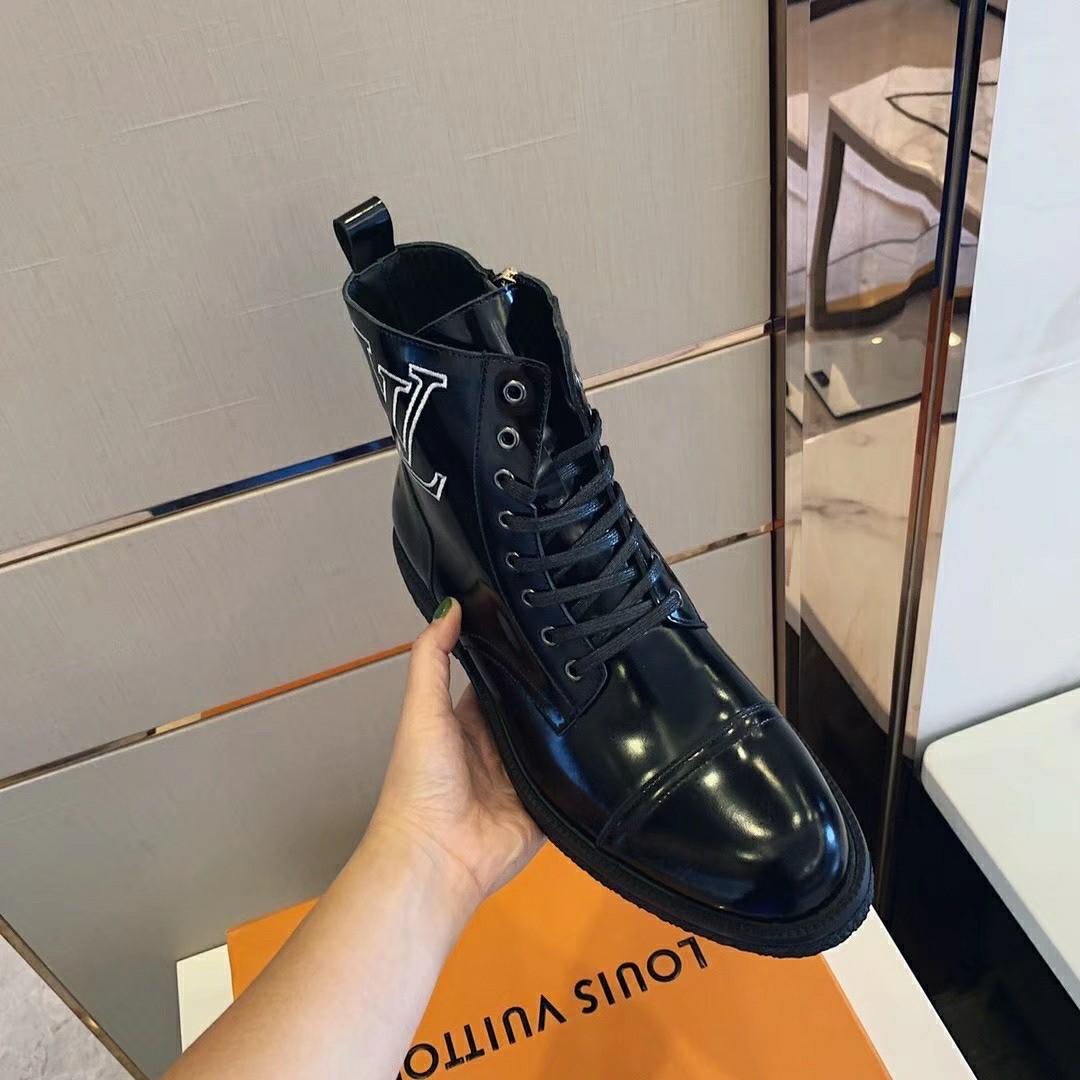 Louis Vuitton LV Record Chelsea Boot Cream. Size 38.5