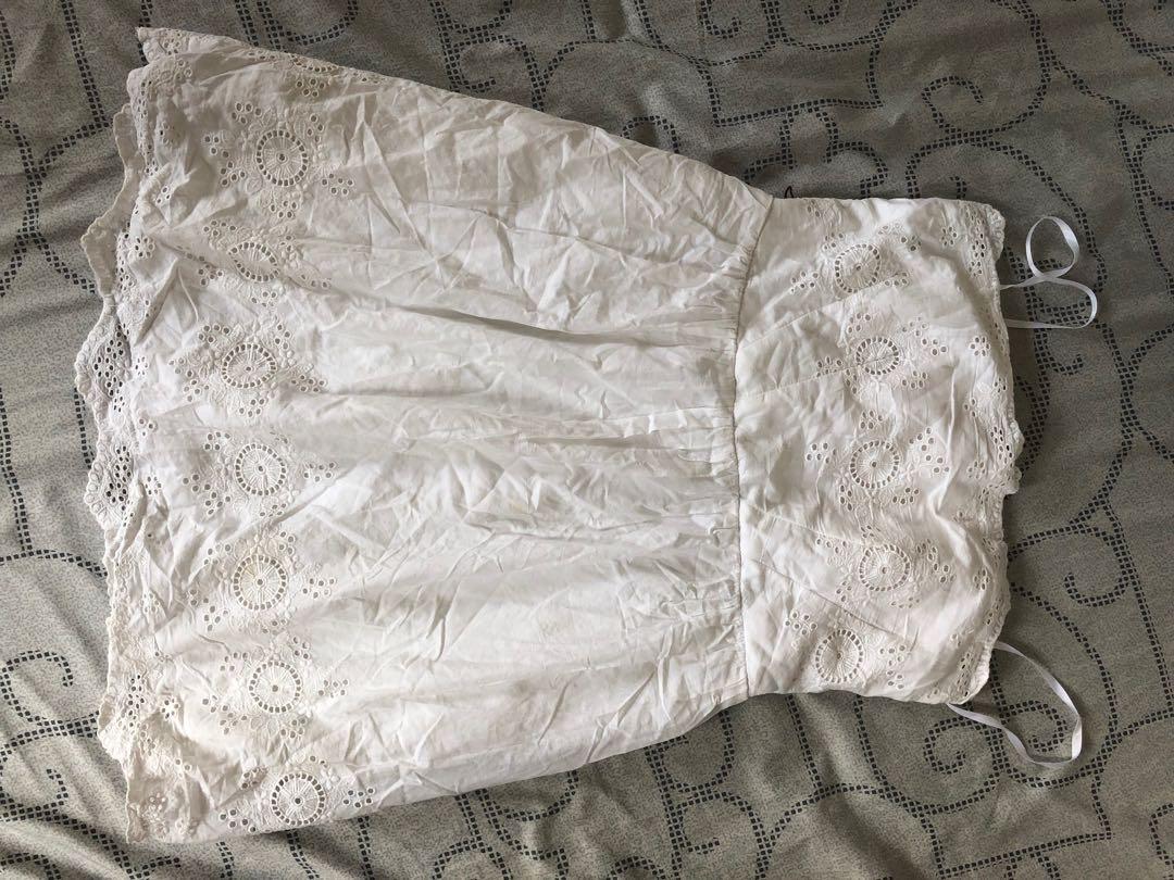 White tube dress (Category: Dresses) located in Manila. Submitted by karagregorio (Listing ID 264460937, Image 2). Description: ‼️50 pesos only.