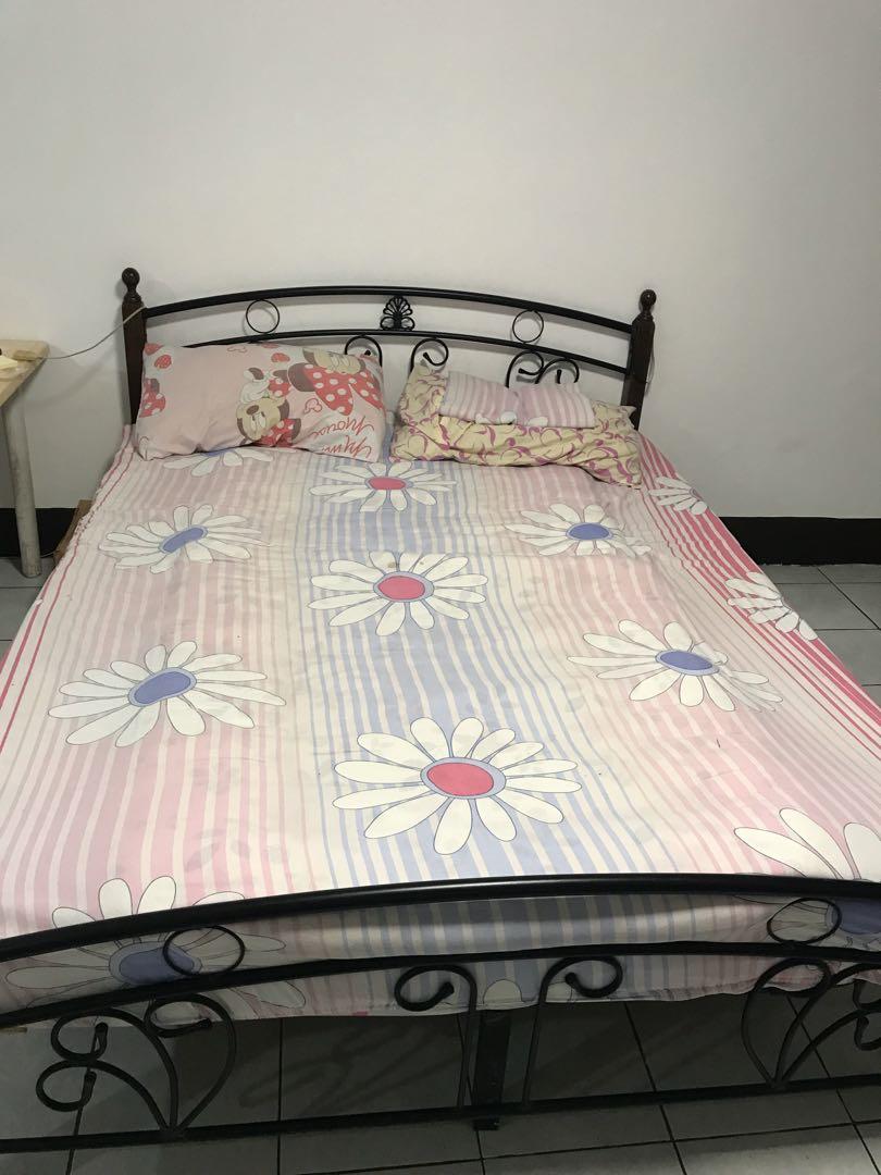 Bed frame (Category: Bed Frames & Mattresses) located in Manila. Submitted by mario1371 (Listing ID 264697909, Image 3). Description: Bed frame queen size ..