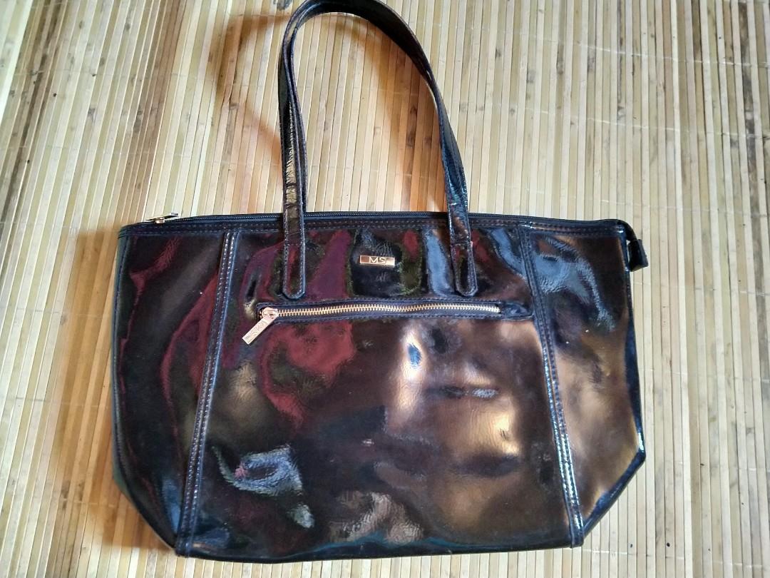 Glossy black bag (Category: Tote Bags) located in Cavite. Submitted by crizza16 (Listing ID 264616734, Image 1). Description: .