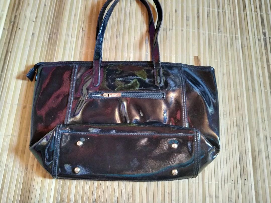 Glossy black bag (Category: Tote Bags) located in Cavite. Submitted by crizza16 (Listing ID 264616734, Image 2). Description: .