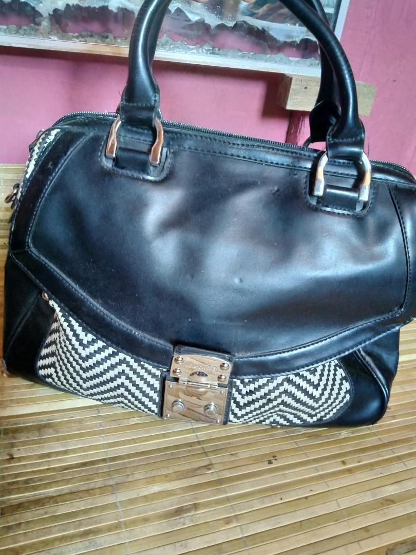 London fog (Category: Luxury Bags & Wallets) located in Cavite. Submitted by crizza16 (Listing ID 264617551, Image 1). Description: Ganda ng loob. signs of usage sa kanto.