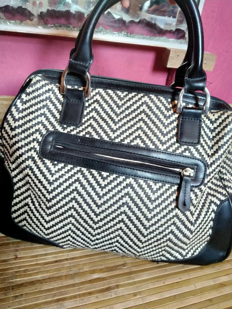 London fog (Category: Luxury Bags & Wallets) located in Cavite. Submitted by crizza16 (Listing ID 264617551, Image 2). Description: Ganda ng loob. signs of usage sa kanto.