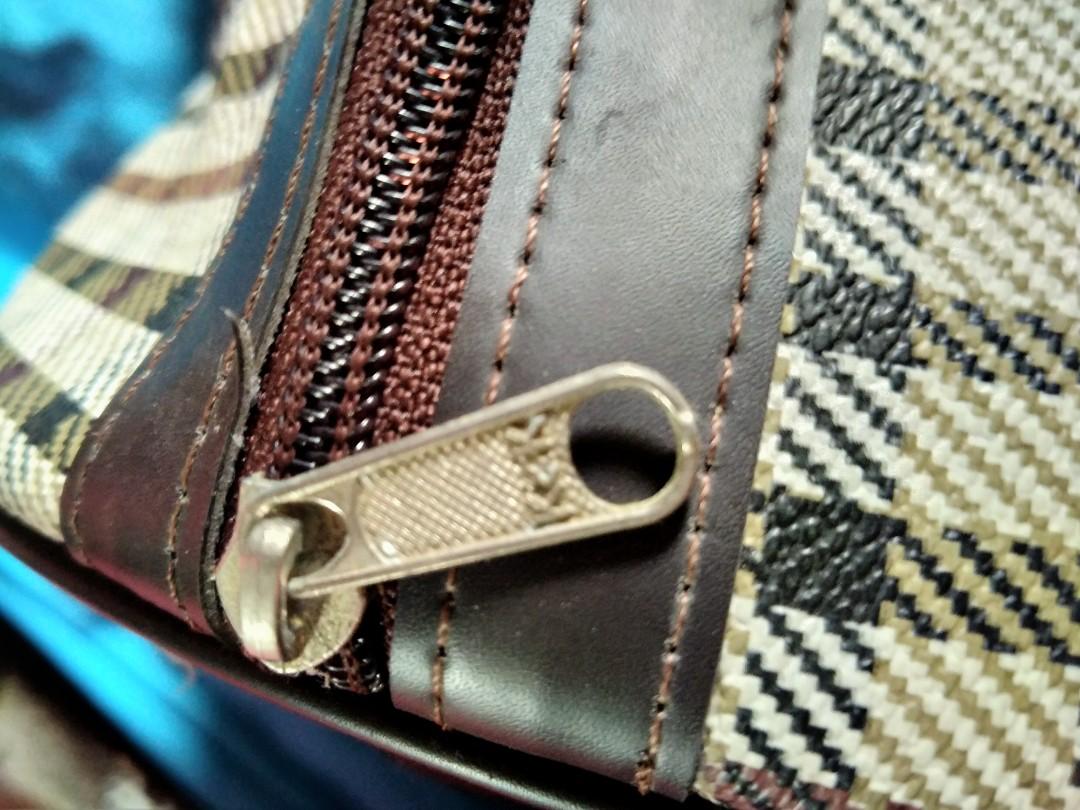Travelling bag with issue (Category: Luxury Bags & Wallets) located in Cavite. Submitted by crizza16 (Listing ID 264742594, Image 3). Description: pagawa nlng po sa mr quickie. negotiable. #13thmonthsale.