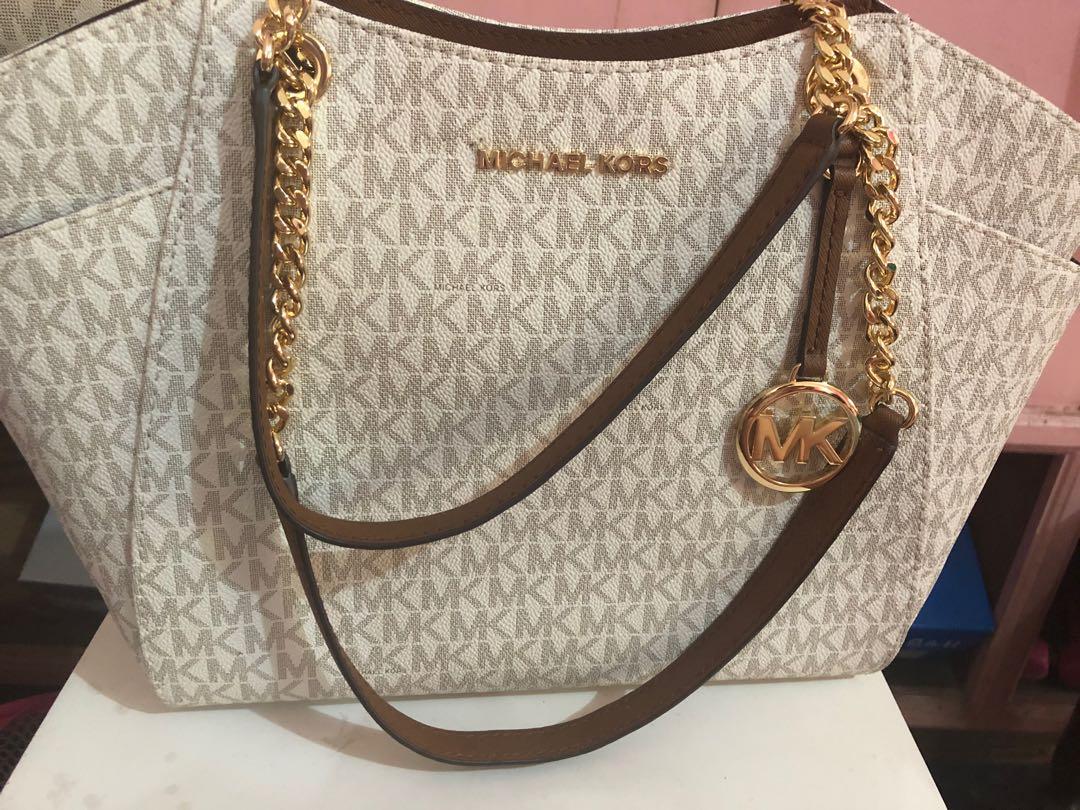 Michael kors jet set chain bag orig (Category: Luxury Bags & Wallets) located in Makati City. Submitted by rosieday (Listing ID 264954555, Image 1). Description: Used once with reciepts..