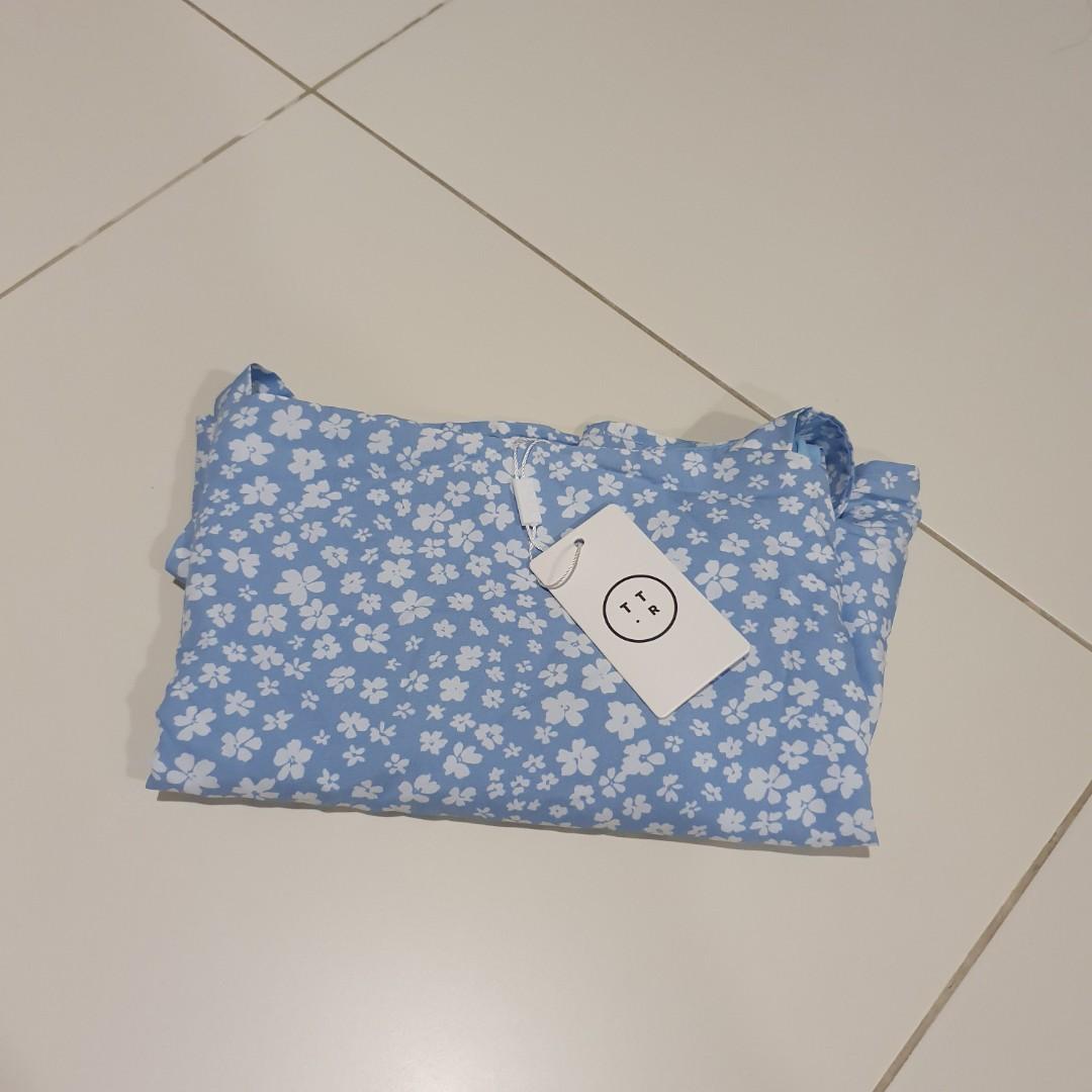 Blue Nixon Flare Top (Category: Sleeveless) located in Singapore. Submitted by 28days (Listing ID 265215107, Image 2). Description: Brand new with tag. Size XL. Exclusive print..