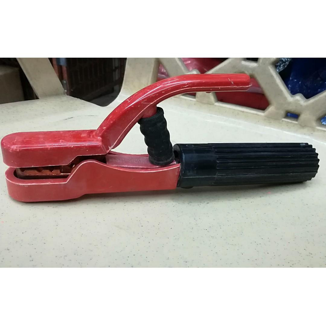 Electrode Holders for Welding (Category: Construction Tools & Equipment) located in Manila. Submitted by bellenn (Listing ID 265118232, Image 3). Description: Wiring display - Round head wiring design Handle - Anti skid design Jaw - The upper jaw and lower jaw have a close bite degree and the welding rod is difficult to drop. Thick comfortable handle, non-slip design. Handle with special insulation heat-resistant material, high temperature, non-c