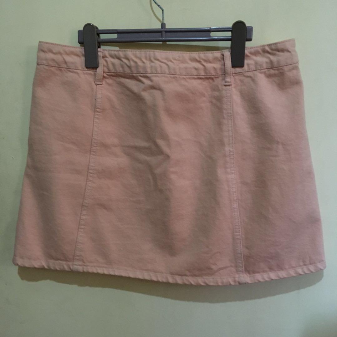 Forever 21 Pink Button Down Denim Skirt (Category: Skirts) located in Manila. Submitted by jas_7 (Listing ID 265156379, Image 2). Description: Forever 21 Pink Button Down Denim Skirt Size: US 30 (See pictures for more sizing details) • never been used, just washed • dimensions (laid flat): W- 17” L-15” • fits L-XL frame.