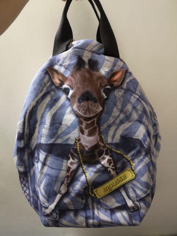 mousse backpack （分類：背囊）位於 Hong Kong。 由 daisy1437 提交（商品編號 265080987，圖片 1）。簡介： mousse背包高48cm横38cm 鹅蛋形 只用了幾次。