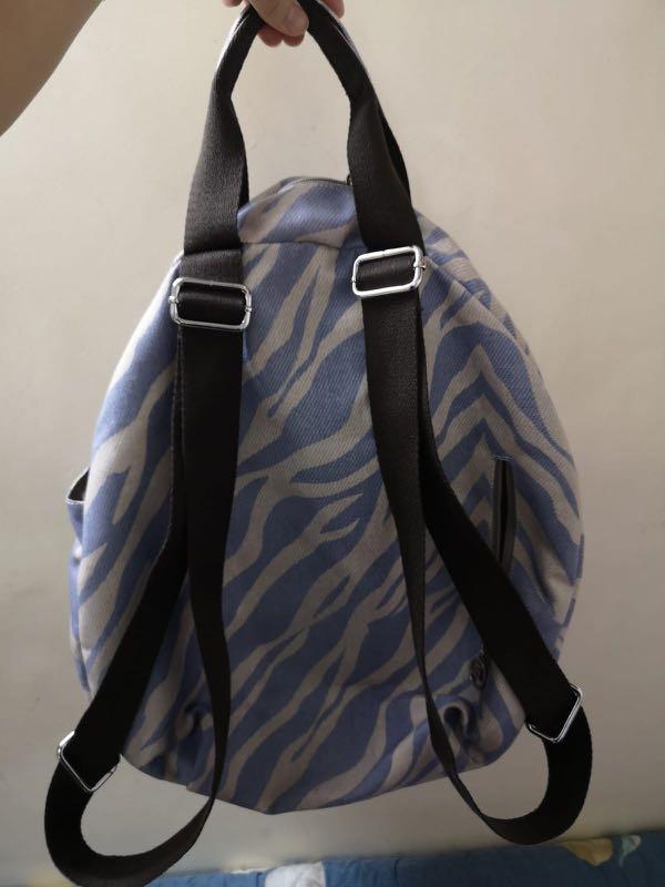 mousse backpack （分類：背囊）位於 Hong Kong。 由 daisy1437 提交（商品編號 265080987，圖片 2）。簡介： mousse背包高48cm横38cm 鹅蛋形 只用了幾次。