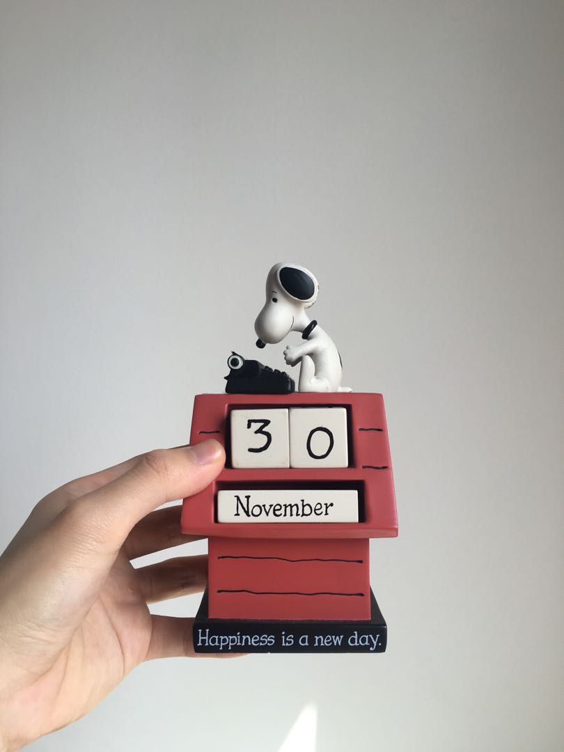 Official Peanuts® Snoopy Doghouse Calendar Figurine Hobbies Toys