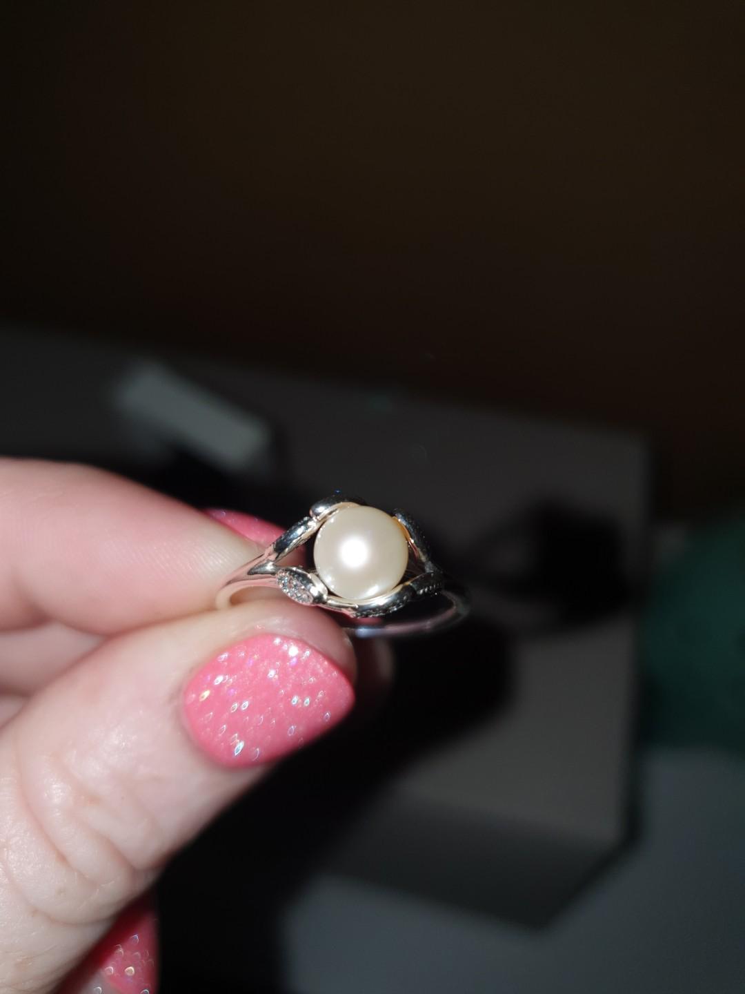 Pandora luminous online leaves pearl ring