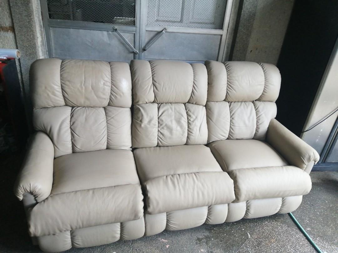 La-Z Boy 3 Seater - Reupholster (Category: Sofas) located in Quezon City. Submitted by villaarcaupholstery (Listing ID 265088060, Image 2). Description: Re-up holster La-Z Boy For Genuine Leather 45k - single 66k - 2 Seater 79k - 3 Seater Leather 12,500 - Single 18,500 - 2 Seater 25,500 - 3 Single.