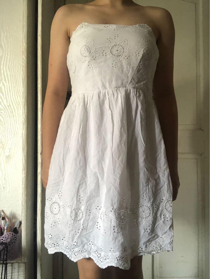 White tube dress (Category: Dresses) located in Manila. Submitted by karagregorio (Listing ID 264460937, Image 1). Description: ‼️50 pesos only.