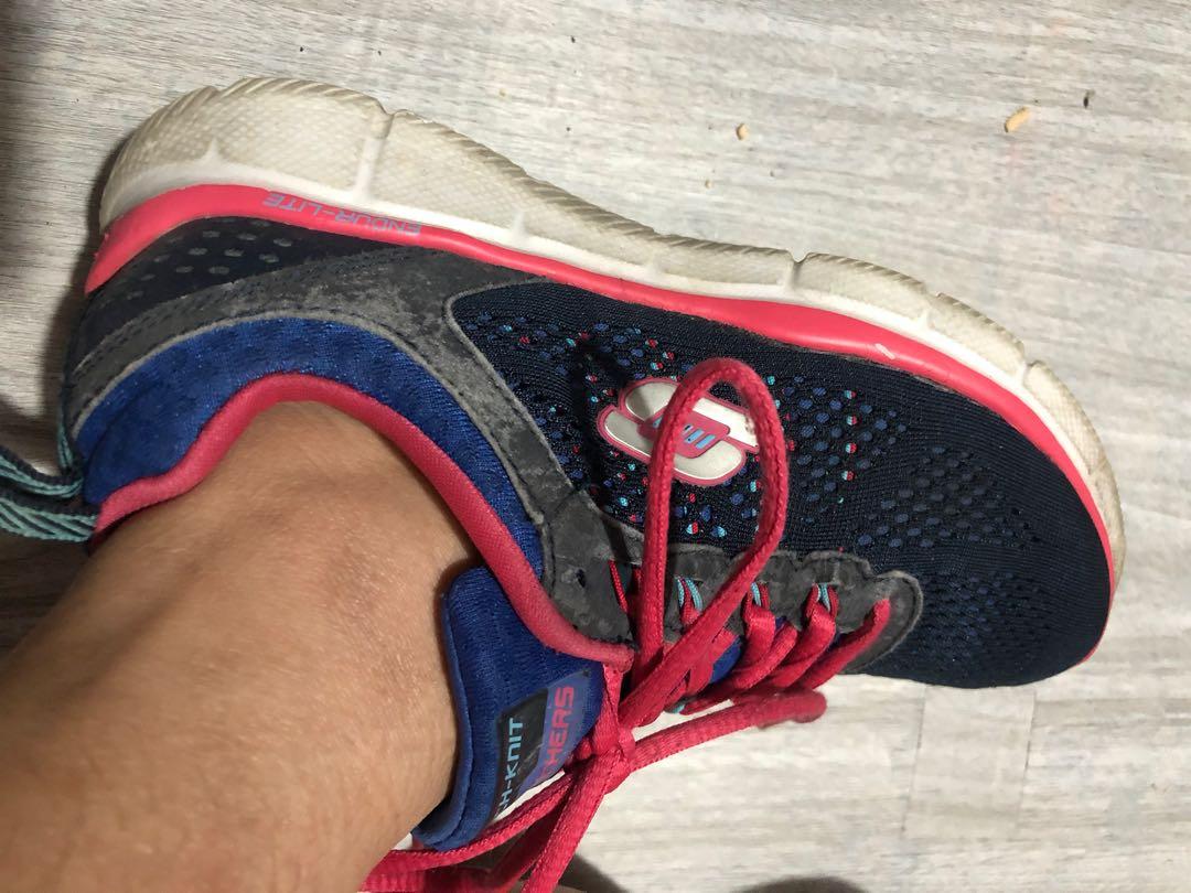 Skechers rubber shoes for 250 (Category: Sneakers) located in Mandaluyong City. Submitted by scarletlyn (Listing ID 265357674, Image 3). Description: .