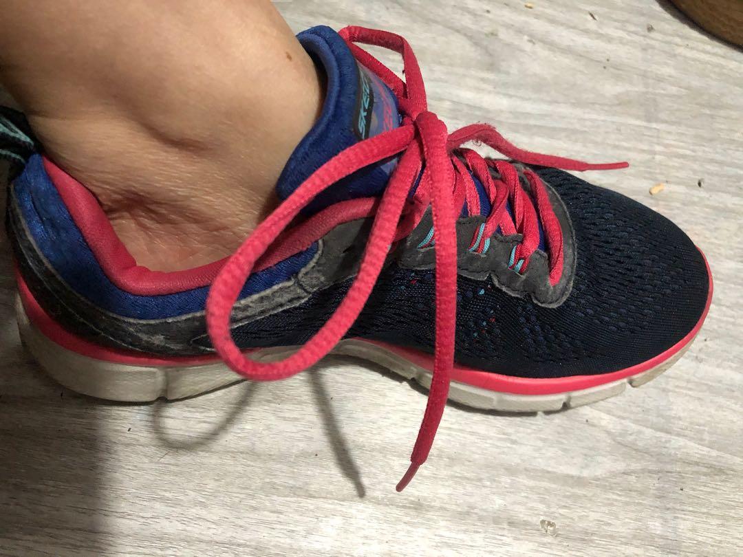 Skechers rubber shoes for 250 (Category: Sneakers) located in Mandaluyong City. Submitted by scarletlyn (Listing ID 265357674, Image 2). Description: .