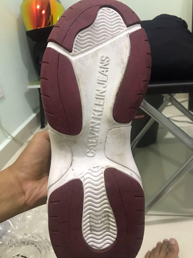 Calvin klein discount marvin on feet