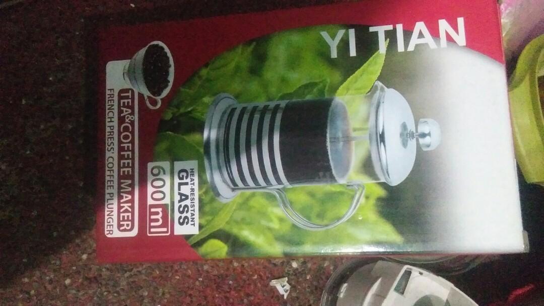 Coffee and tea maker (Category: Coffee Machines & Makers) located in Las Pinas. Submitted by mommys_koleksyon011 (Listing ID 265429261, Image 1). Description: Used once...coffee and tea maker... Wid freebies☺.