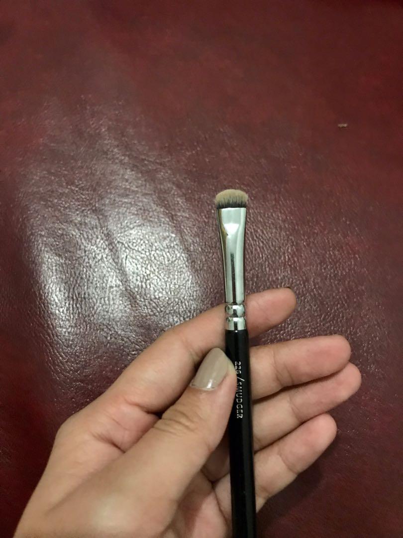 Zoeva Smudger Brush 226 (Category: Makeup) located in Quezon City. Submitted by chxn21 (Listing ID 265436274, Image 1). Description: Like brand new. Only used once for smokey eye but i have just gotten Luxie Beauty brushes so letting this one go Bought at $24 in Singapore, Sephora. Price is firm. Shipping @80php via lbc express receive the very next day! #makeupbrush #sephora #sigma #zoeva #luxiebeauty #kylie .