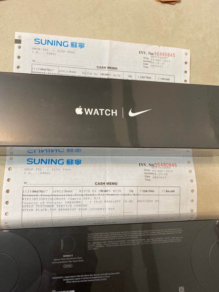 Apple Watch Nike Spot Band ( Series 5) Space Gray Aluminum Case 44MM Brand New $3330 (原價$3399）