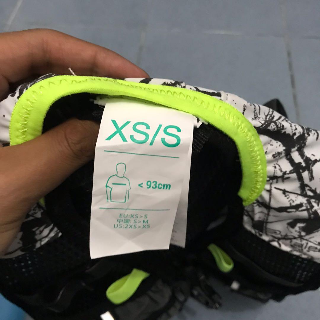 Kalenji hydration bag vest, Women's Fashion, Activewear on Carousell