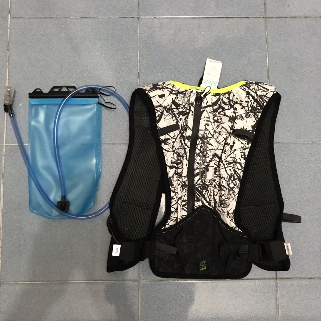 Kalenji hydration bag vest, Women's Fashion, Activewear on Carousell