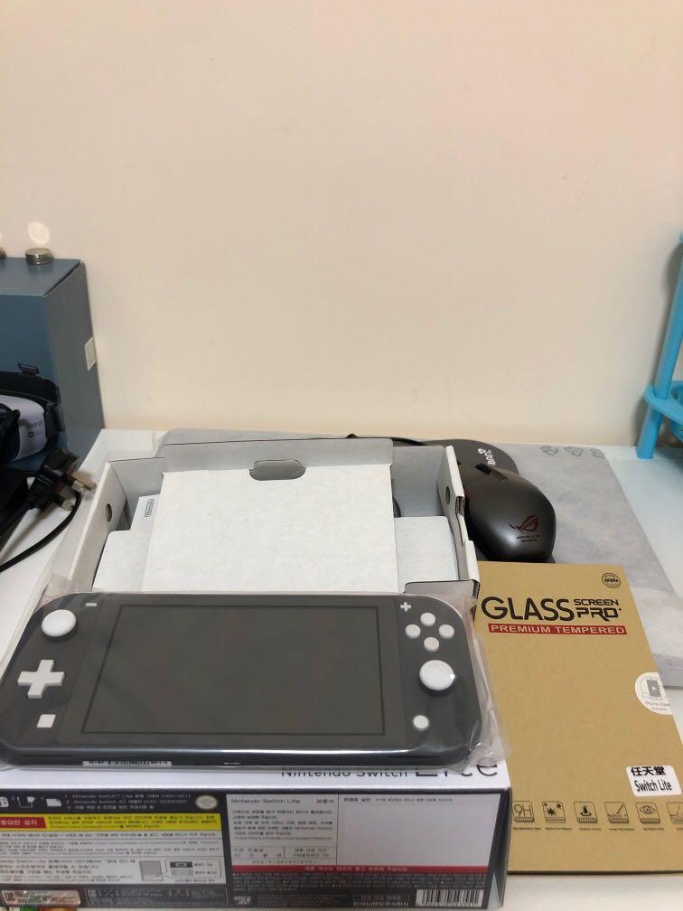 Switch lite (Category: Nintendo) located in Singapore. Submitted by zhi99 (Listing ID 265605262, Image 2). Description: New Nintento switch lite korean set free with screen protector temple glass and the hard pouch! .
