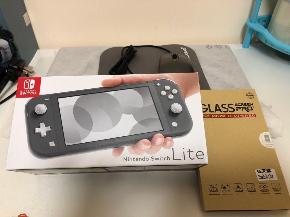 Switch lite (Category: Nintendo) located in Singapore. Submitted by zhi99 (Listing ID 265605262, Image 1). Description: New Nintento switch lite korean set free with screen protector temple glass and the hard pouch! .