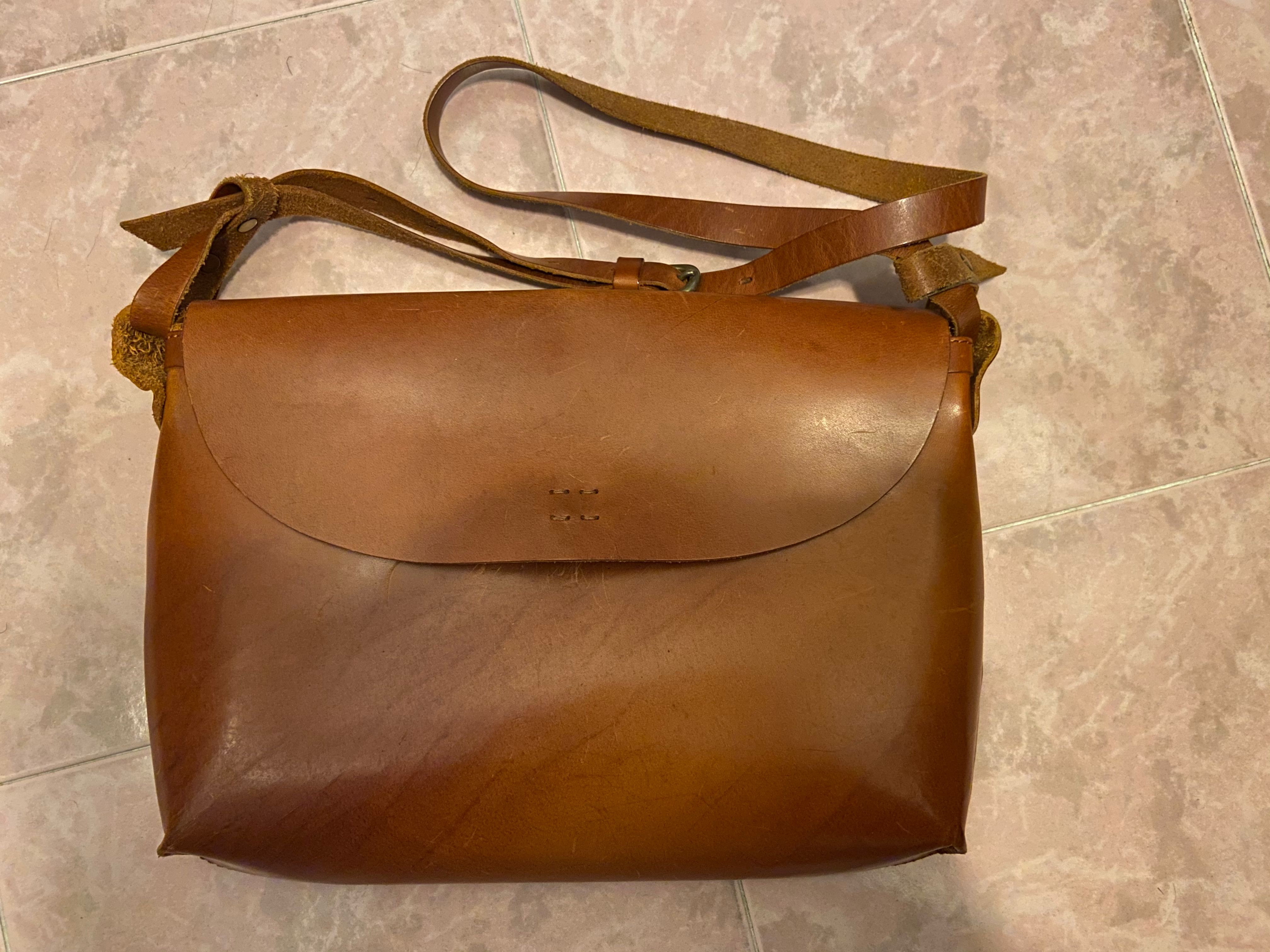 Slow Herbie leather shoulder bag, 名牌, 手袋及銀包- Carousell