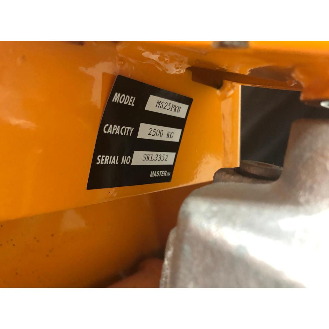 Used Hand Pallet Jack 2500KG (Master USA), Everything Else on Carousell