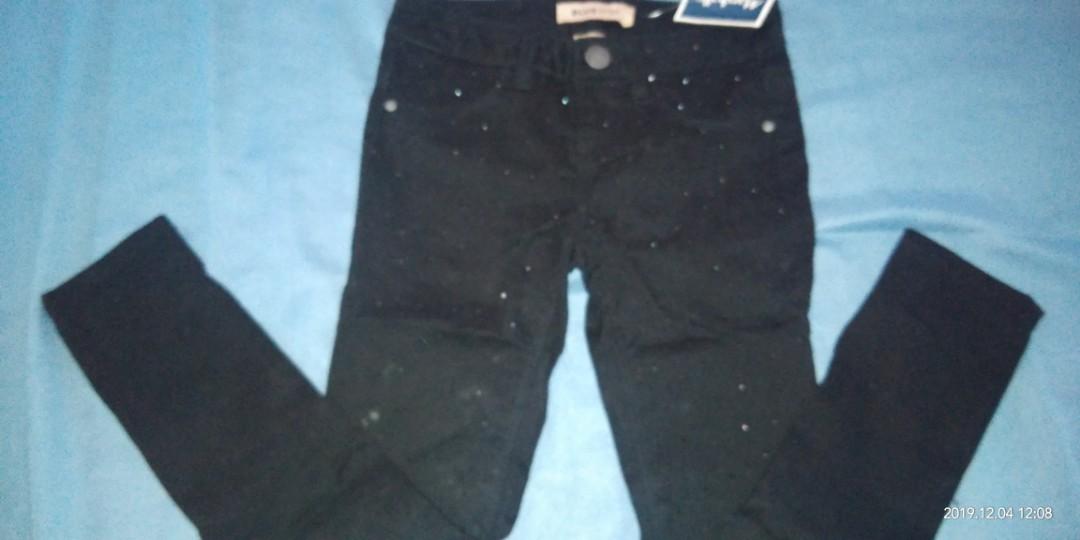 Black pants (Category: Babies & Kids Fashion) located in Valenzuela. Submitted by mjhane21 (Listing ID 265831364, Image 1). Description: Strechable.