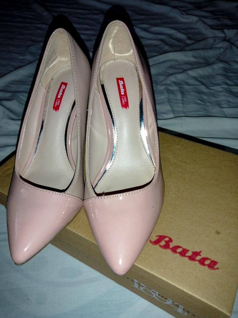 bata pointed shoes