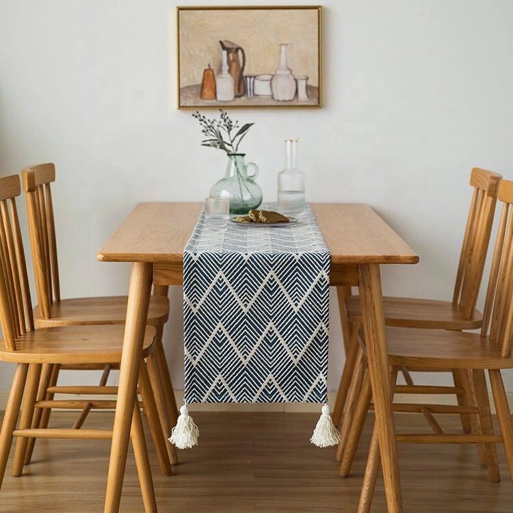 table runner for square table