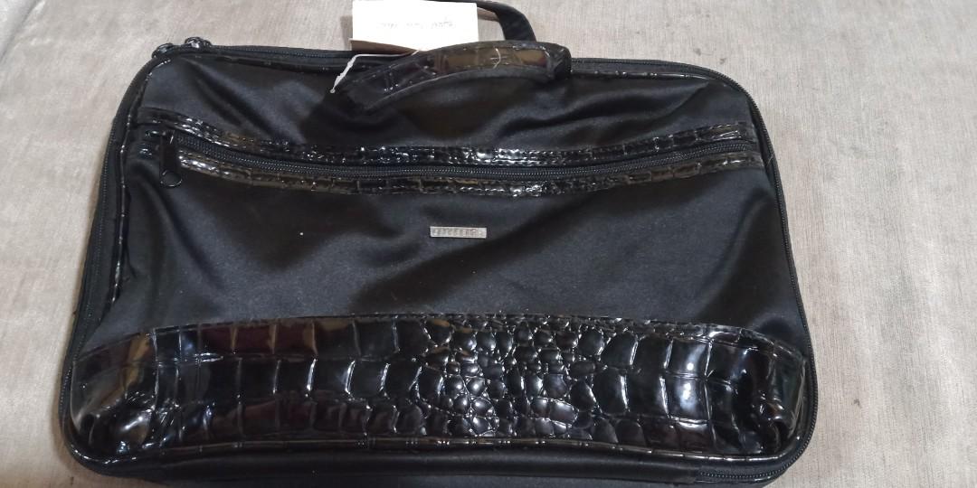 celebrity document bag (Category: Tote Bags) located in Cavite. Submitted by crizza16 (Listing ID 265972042, Image 1). Description: looks new.