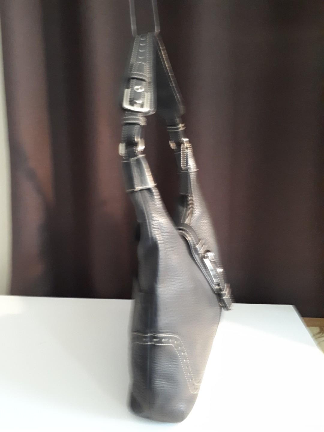 Coach (Category: Purses & Pouches) located in Cagayan de Oro. Submitted by mystuffurstuff (Listing ID 266075036, Image 3). Description: Coach all calf leather bag. Gently used. Very nice daily bag..