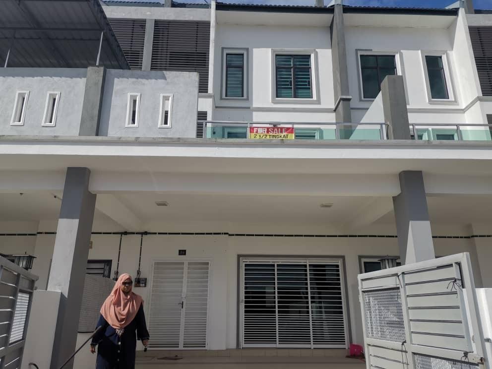 Rumah 2 Tingkat Setengah Mahu Dijual Property For Sale On Carousell