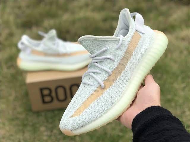 yeezy boost 350 v2 hyperspace