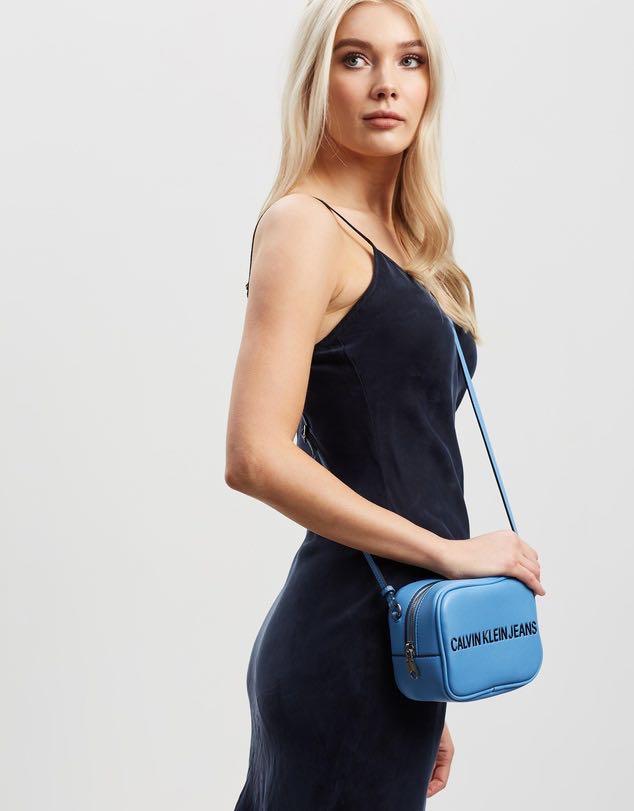 Calvin klein jeans 2025 sculpted camera bag