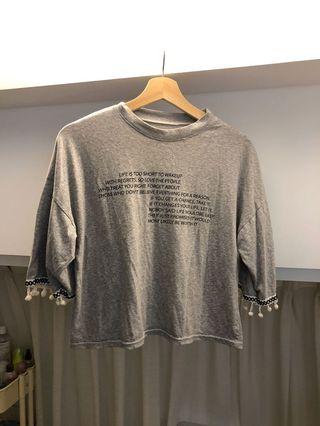 灰色立領上衣 袖子小流蘇  t-shirt