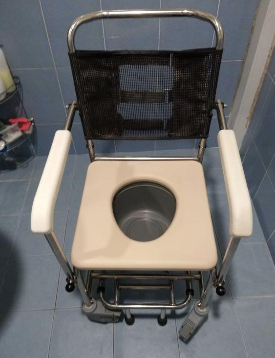Commode (Category: Other Assistive Aids) located in Singapore. Submitted by astrea_arwen (Listing ID 264504651, Image 3). Description: Used but in good condition. Commode that you can use for showering and toileting. Buyer to arrange for self-collection.