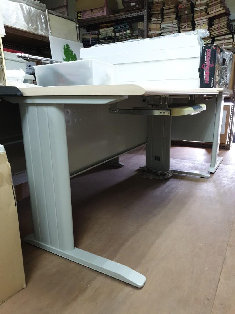 Computer Table (Category: Tables & Sets) located in Singapore. Submitted by seawanderer (Listing ID 266310303, Image 2). Description: 3 numbers of computer desks available. $40 each. $100 for all 3.