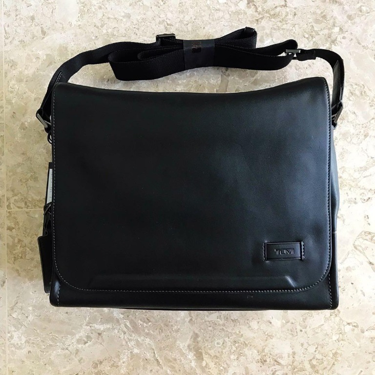 BN UP 770 Tumi Davenport Messenger
