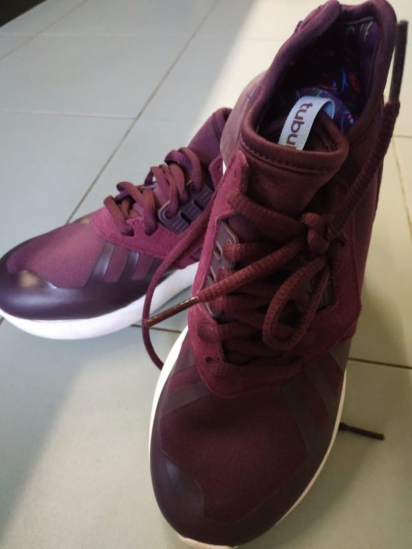 maroon running shoes