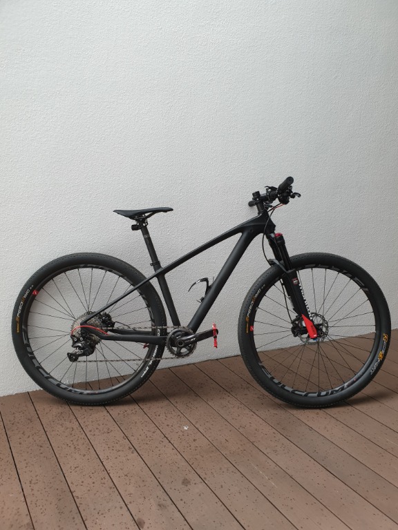 Custom built hard tail Carbon MTB 29er Full Shimano XT 1x11s