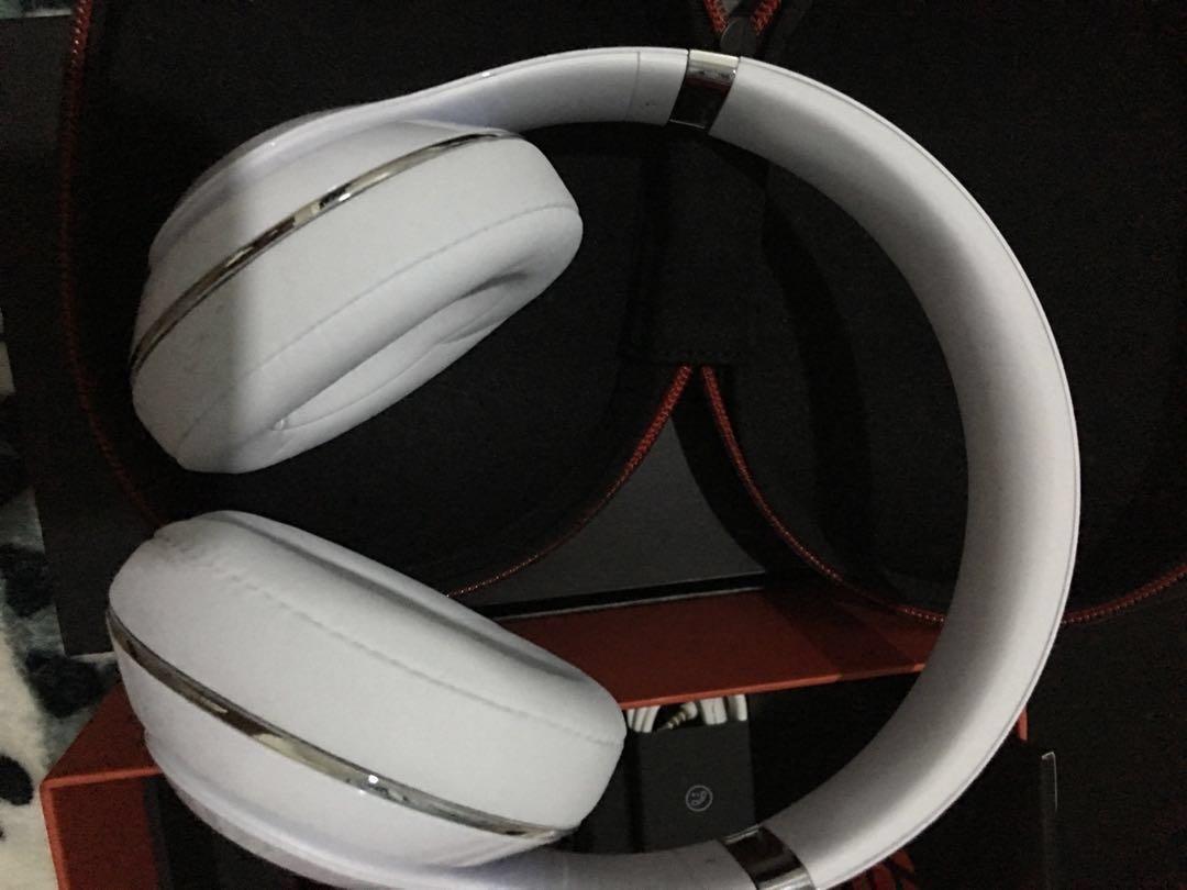 BEATS STUDIO WIRELESS (Category: Headphones & Headsets) located in Malabon City. Submitted by edweeeiiiird (Listing ID 240977646, Image 3). Description: SMOOTH 100% #4theplanet Binuksan lang para i-try tapos di na ginamit. Binili last year sa best buy (US) noong black friday $379.99 price .
