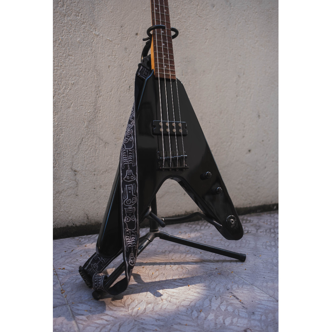 Dean Flying V Bass Guitar Pack with Amplifier