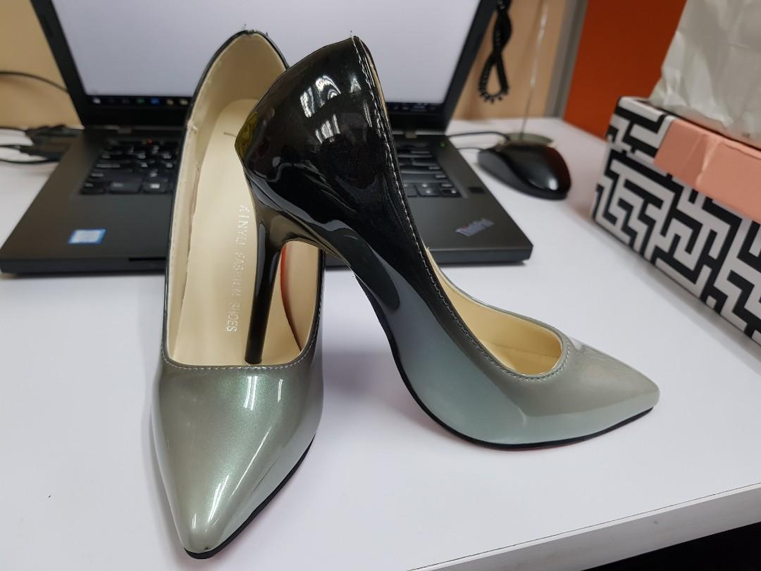 womens gray pumps